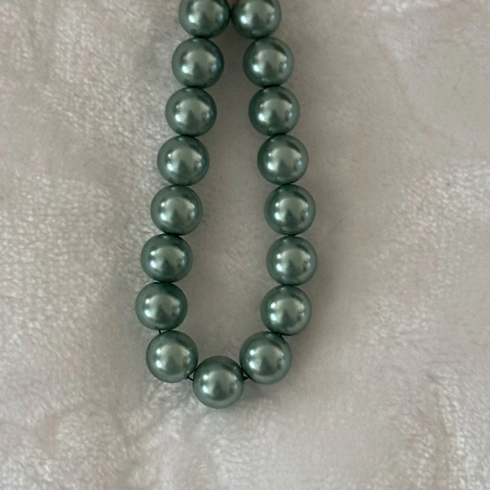 Red Balloon Dog Keychain With Green Faux Pearls & Eiffel Tower Charm - NWT - Picture 4 of 7